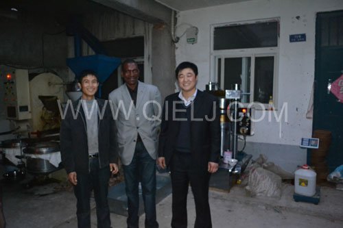 剛果考察團(tuán)代表Benoit一行來(lái)我廠參觀考察(圖5)