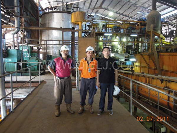 張兵權(quán)工程師在外國客戶安裝工廠進(jìn)行指導(dǎo)安裝(圖1)